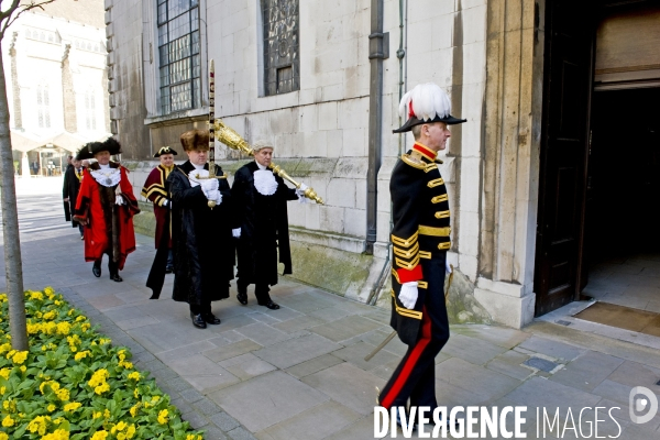 Ici Londres ! Le lord maire de la City Alan Yarrow (en manteau rouge )