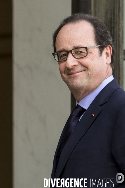 Le Président de la République François HOLLANDE reçoit le président de la Banque centrale européenne Mario DRAGHI au Palais de l Elysée.