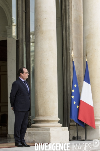 Le Président de la République François HOLLANDE reçoit le président de la Banque centrale européenne Mario DRAGHI au Palais de l Elysée.