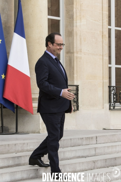 Le Président de la République François HOLLANDE reçoit le président de la Banque centrale européenne Mario DRAGHI au Palais de l Elysée.