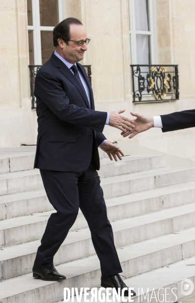 Le Président de la République François HOLLANDE reçoit le président de la Banque centrale européenne Mario DRAGHI au Palais de l Elysée.