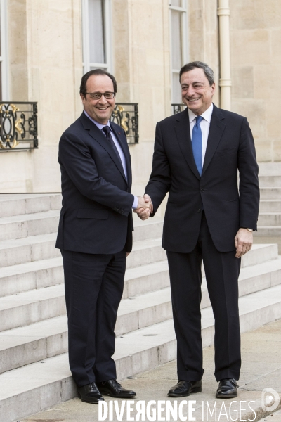 Le Président de la République François HOLLANDE reçoit le président de la Banque centrale européenne Mario DRAGHI au Palais de l Elysée.