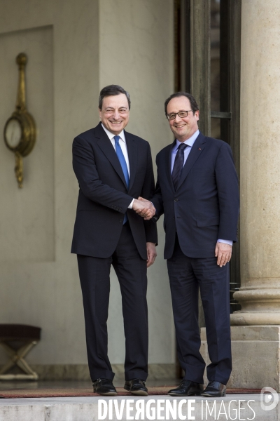 Le Président de la République François HOLLANDE reçoit le président de la Banque centrale européenne Mario DRAGHI au Palais de l Elysée.