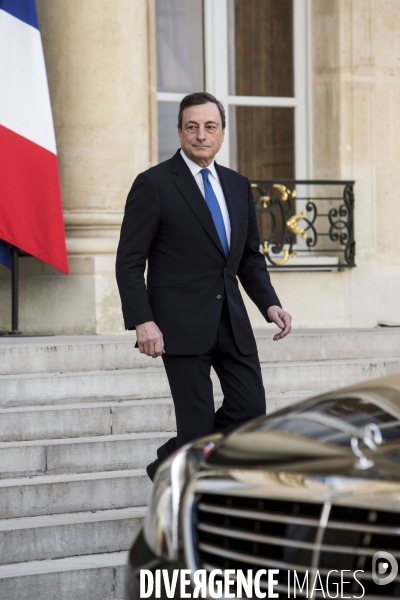 Le Président de la République François HOLLANDE reçoit le président de la Banque centrale européenne Mario DRAGHI au Palais de l Elysée.