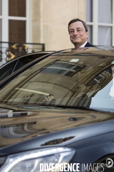 Le Président de la République François HOLLANDE reçoit le président de la Banque centrale européenne Mario DRAGHI au Palais de l Elysée.