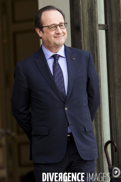 Le Président de la République François HOLLANDE reçoit le président de la Banque centrale européenne Mario DRAGHI au Palais de l Elysée.