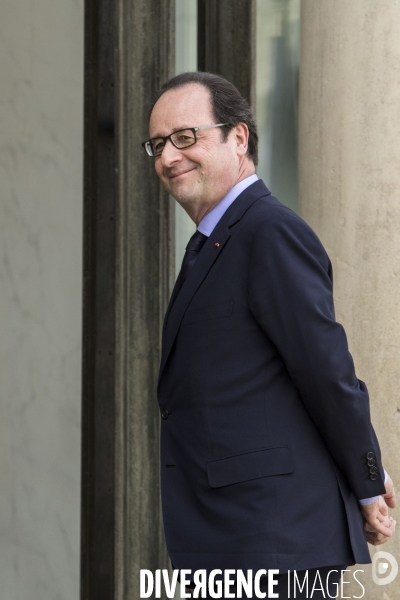 Le Président de la République François HOLLANDE reçoit le président de la Banque centrale européenne Mario DRAGHI au Palais de l Elysée.