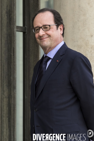 Le Président de la République François HOLLANDE reçoit le président de la Banque centrale européenne Mario DRAGHI au Palais de l Elysée.