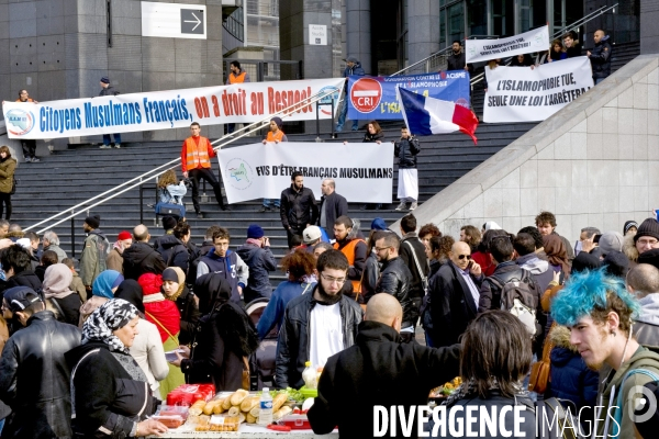 Marche contre l islamophobie organisee par l Union des associations musulmanes du 93,l  Alliance musulmane et la Coordination contre l  islamophobie,