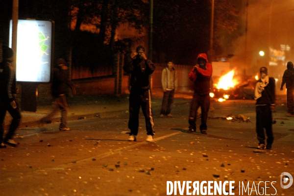 Emeutes et manifestaions dans les rues de Clichy sous Bois après la mort de  Bouna Traoré, 15 ans, et Zyed Benna, 17 ans, électrocutés par un arc électrique apres une course poursuite avec la police.