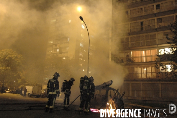 Emeutes et manifestaions dans les rues de Clichy sous Bois après la mort de  Bouna Traoré, 15 ans, et Zyed Benna, 17 ans, électrocutés par un arc électrique apres une course poursuite avec la police.