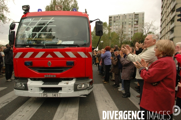 Emeutes et manifestaions dans les rues de Clichy sous Bois après la mort de  Bouna Traoré, 15 ans, et Zyed Benna, 17 ans, électrocutés par un arc électrique apres une course poursuite avec la police.