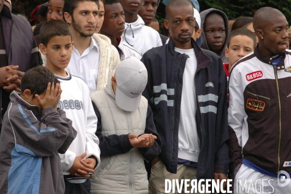 Emeutes et manifestaions dans les rues de Clichy sous Bois après la mort de  Bouna Traoré, 15 ans, et Zyed Benna, 17 ans, électrocutés par un arc électrique apres une course poursuite avec la police.