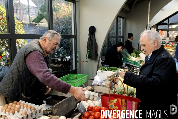 Gérard BONNET sur le marché d Objat. Elections départementales.