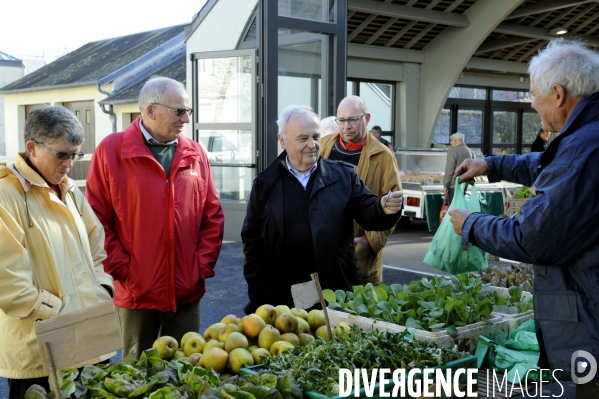Gérard BONNET sur le marché d Objat. Elections départementales.