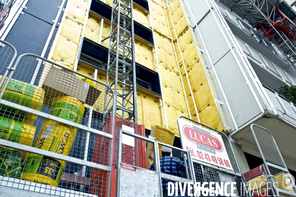 Renovation de la tour d habitation Super - Montparnasse..Pose de la laine de verre par des ouvriers de l entreprise Lucas.