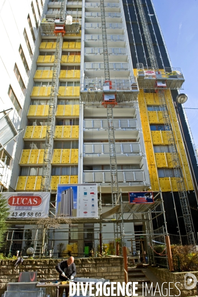 Renovation de la tour d habitation Super - Montparnasse..Pose de la laine de verre par des ouvriers de l entreprise Lucas.