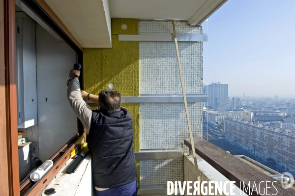 Renovation de la tour d habitation Super - Montparnasse..Pose des fenetres double vitrage par des ouvriers de l entreprise Norba.