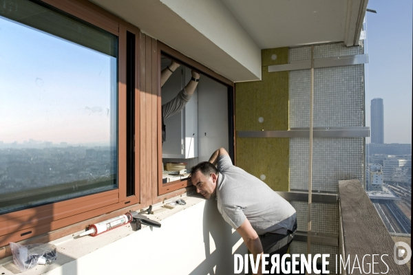 Renovation de la tour d habitation Super - Montparnasse..Pose des fenetres double vitrage par des ouvriers de l entreprise Norba.