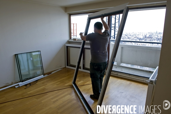 Renovation de la tour d habitation Super - Montparnasse..Pose des fenetres double vitrage par des ouvriers de l entreprise Norba.