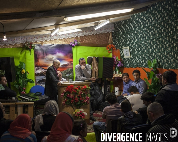 Messe dans une église pentecôtiste dans un camp roumains