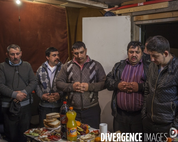 Messe dans une église pentecôtiste dans un camp roumains