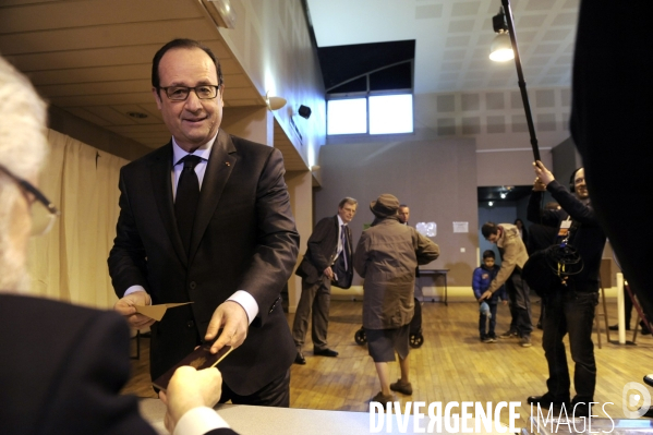 François HOLLANDE vote en Corrèze pour les départementales