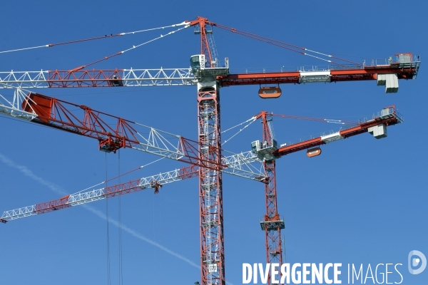 Illustration Mars 2015.Des fleches de grues de chantier qui s entrecroisent