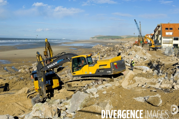 Illustration Mars 2015.Travaux de renovation de la digue promenade de cette station balneaire entre Boulogne et Calais.