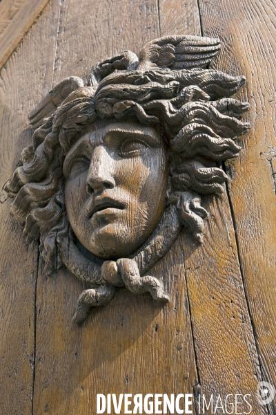Illustration Mars 2015.Une sculpture en bois representant une tete de gorgone sur la porte d entree d un immeuble