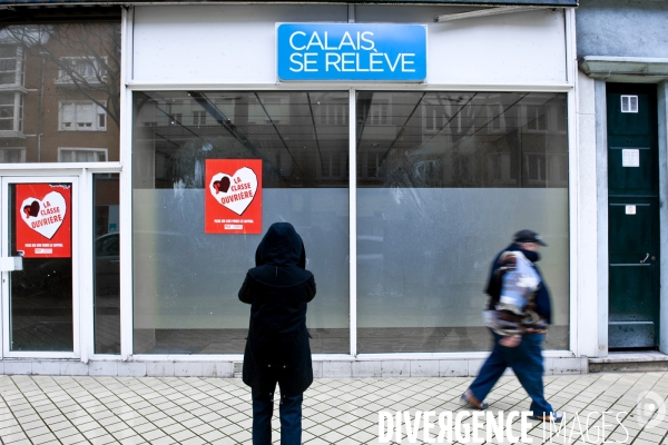 Illustration Mars 2015.Sur la vitrine d une magasin ferme, ancienne permanence de campagne de Natacha Bouchart maire UMP, sur le boulevard Jacquard, deux affiches du PCF, representant un coeur dans lequel un autre coeur bat pour la classe ouvriere.