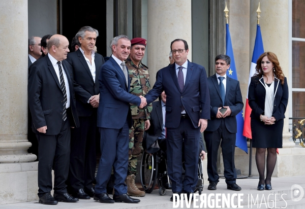 François Hollande reçoit à l Élysée des représentants des combattants kurdes