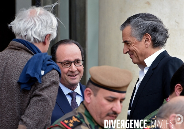 François Hollande reçoit à l Élysée des représentants des combattants kurdes
