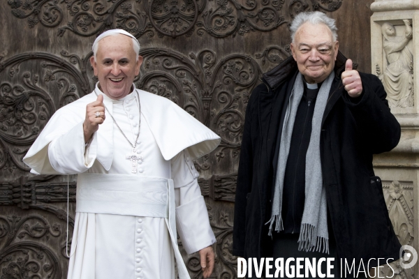 L effigie en cire du pape François, présentée sur le parvis de Notre-Dame de Paris, avant son entrée au musée Grévin.