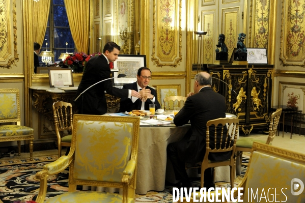 François HOLLANDE à son bureau de l Elysée