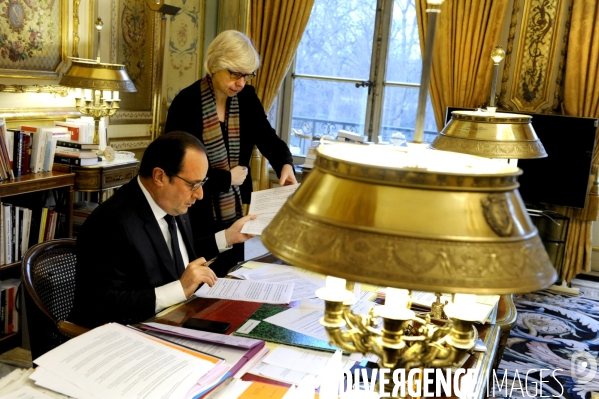 François HOLLANDE à son bureau de l Elysée