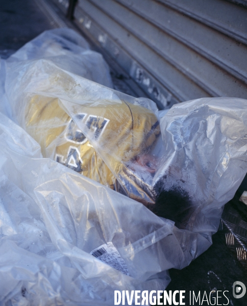 Paris-Nord Homme dormant dans un sac plastique