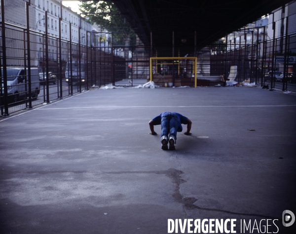 Paris, homme faisant du sport