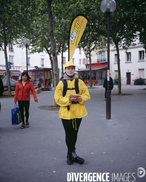 Paris-Nord. Jeune femme-sandwich