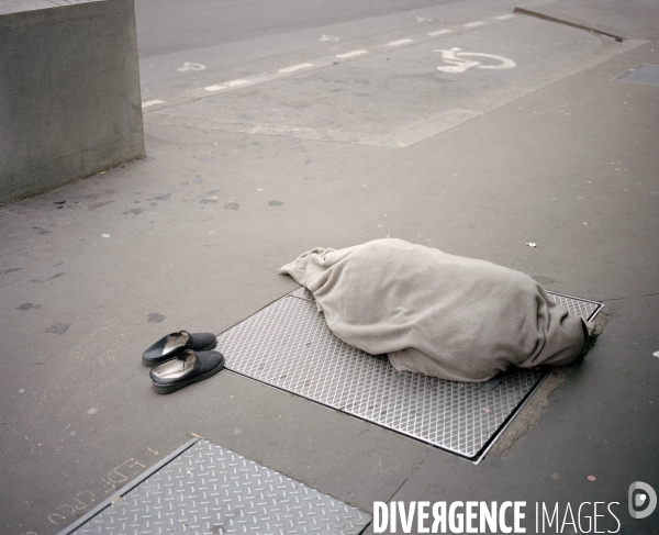Personne sans abri dormant sur un trottoir