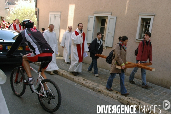 Festival de Paques de Chartres- Le chemin de croix des jeunes  dans les rues de la ville.