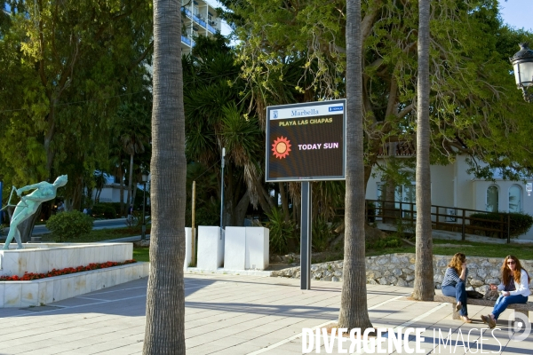 Andalousie. Marbella. Aujourd hui soleil.Sur la promenade maritime, un tableau electronique annonce du soleil pour la journee