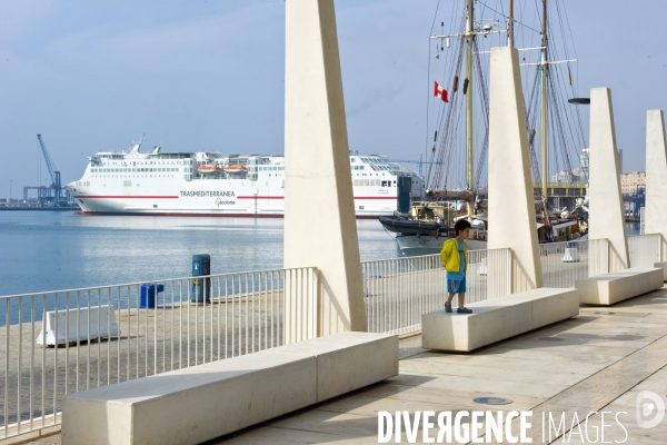 Andalousie. Malaga. Le port. Amenagement du quai.Un ferry de la compagnie Transmediterranea a quai.