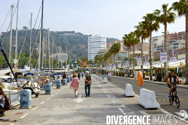 Andalousie. Malaga. Le port. Amenagement du quai.Un ferry de la compagnie Transmediterranea a quai.