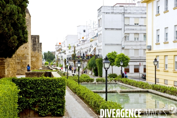 Andalousie.Cordoue.La ville moderne et l enceinte fortifiee de la vieille ville