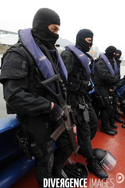 Entrainement de la BRI  ( Brigade de Recherche et d Investigation) simulation prise d otage sur un bateau mouche