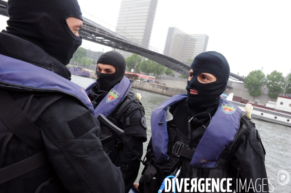 Entrainement de la BRI  ( Brigade de Recherche et d Investigation) simulation prise d otage sur un bateau mouche