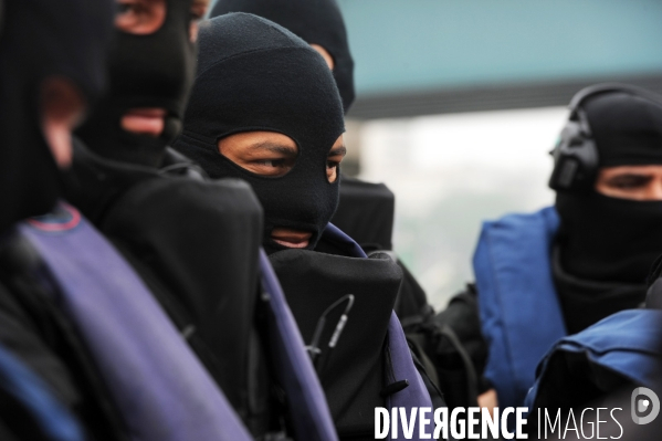 Entrainement de la BRI  ( Brigade de Recherche et d Investigation) simulation prise d otage sur un bateau mouche