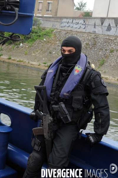 Entrainement de la BRI  ( Brigade de Recherche et d Investigation) simulation prise d otage sur un bateau mouche