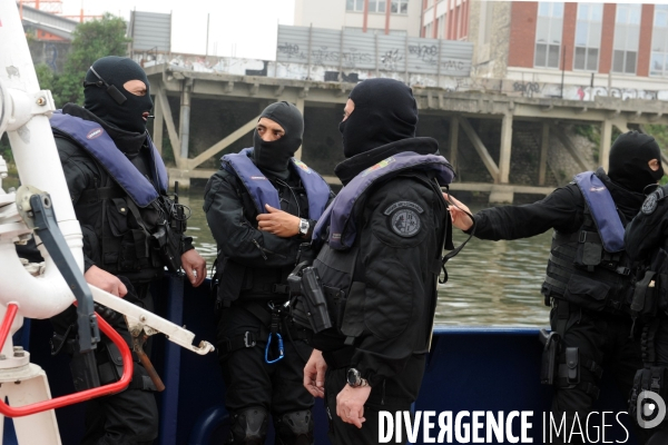 Entrainement de la BRI  ( Brigade de Recherche et d Investigation) simulation prise d otage sur un bateau mouche